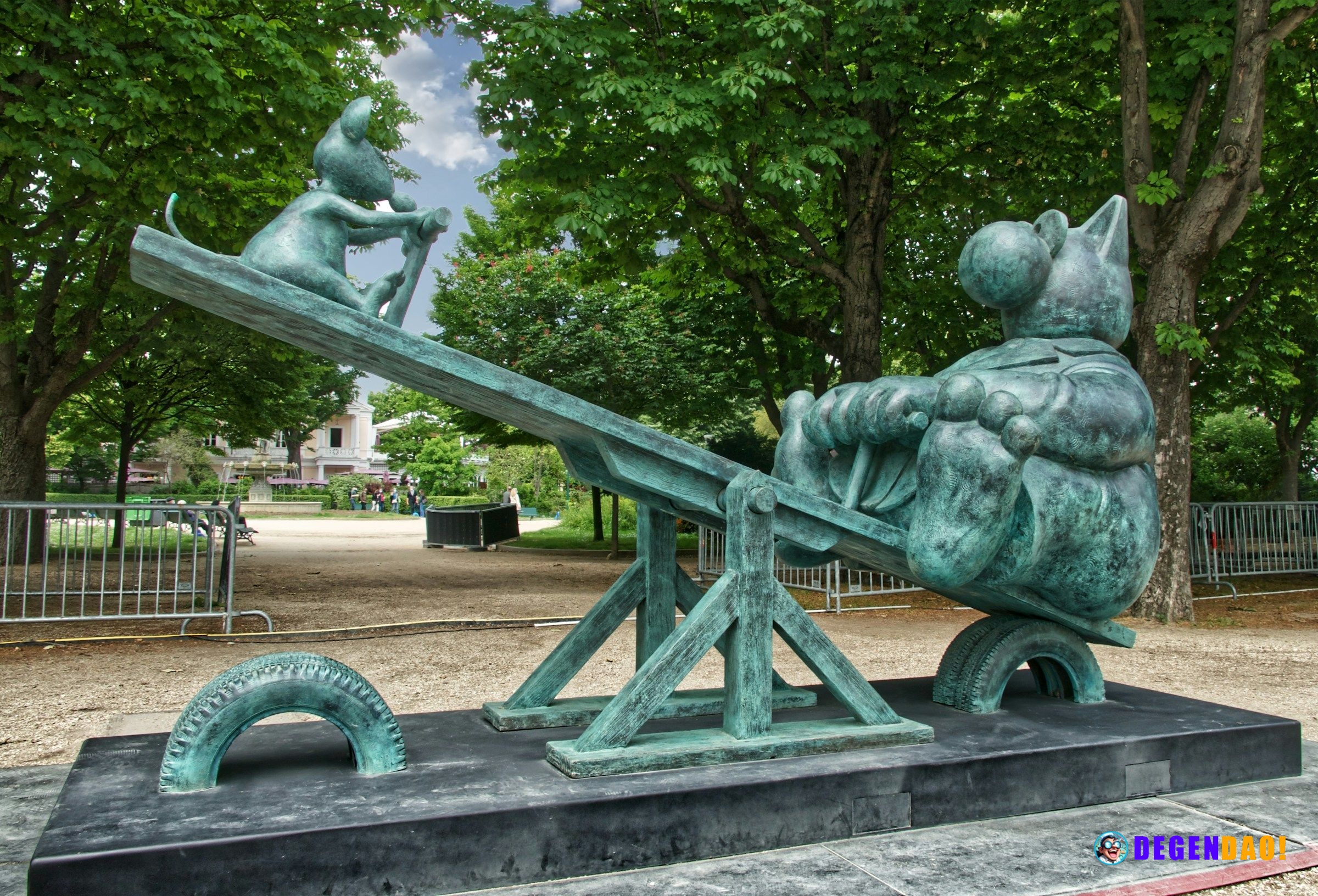 Bitcoin, dollar move in near-perfect opposition. It hasn't been this extreme in almost 4 years. What you need to know fo...